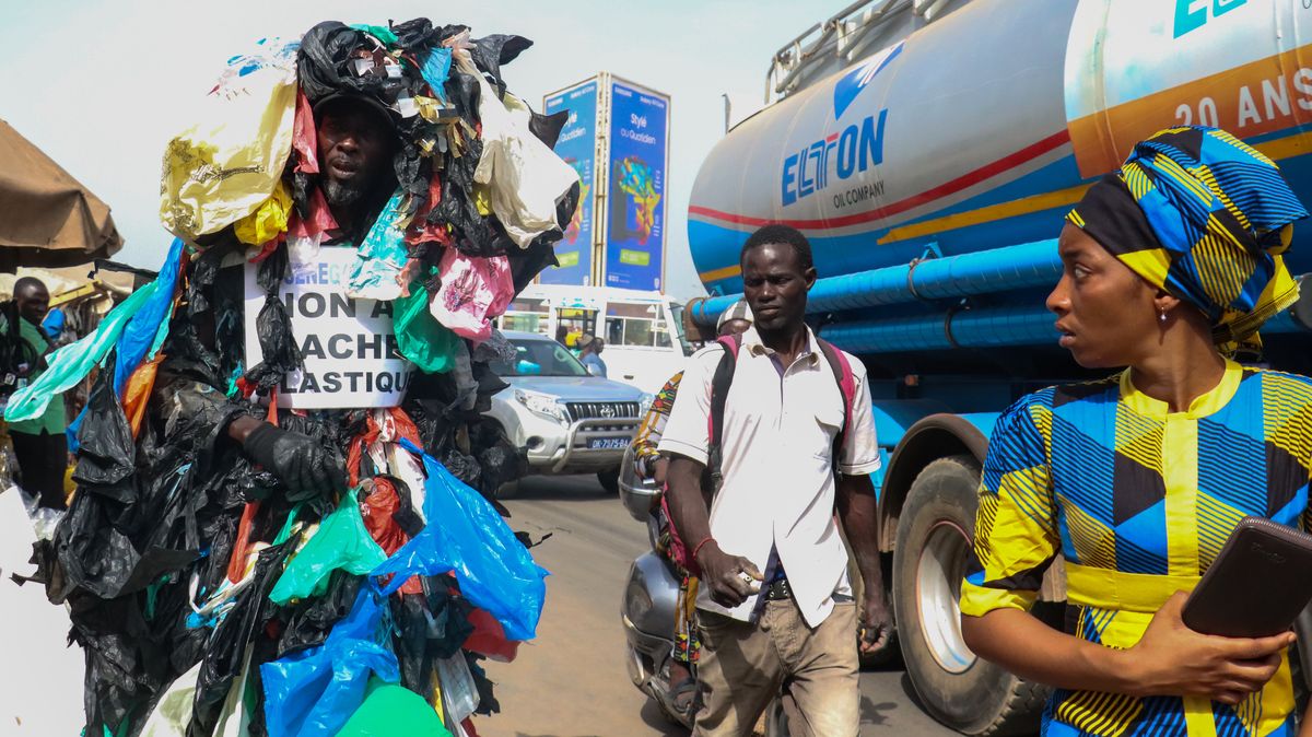 Fotky: Výčitka zahalená v odpadcích obchází africká města